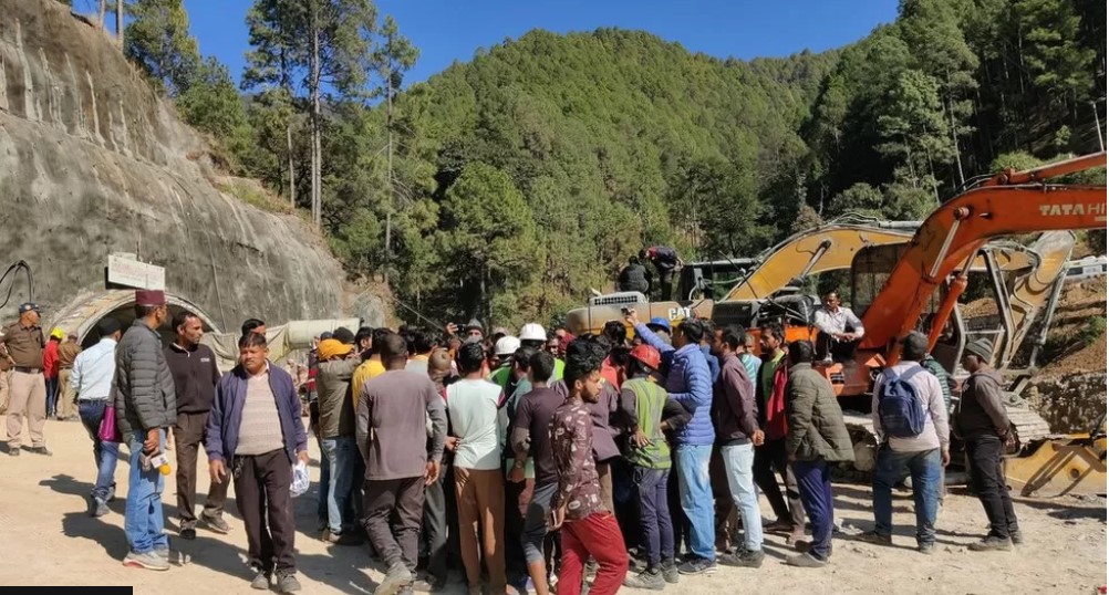Rescuers to drill new tunnels for trapped India workers