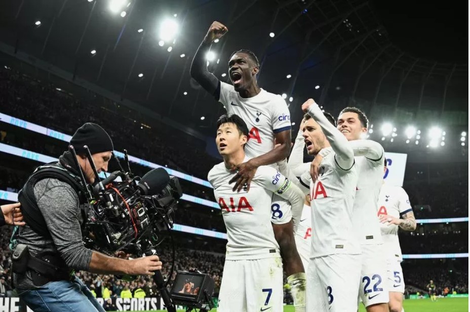 Tottenham Hotspur moved into the Premier League top four after beating Everton in a thrilling encounter.
